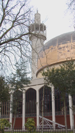 Vídeo-Vertical-Del-Exterior-De-La-Mezquita-De-Regents-Park-En-Londres,-Reino-Unido